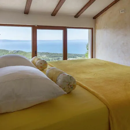 Stunning Views Hill Side With Infinity Pool & Indoor Floor Aquarium