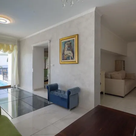 Villa Stunning Views Hill Side With Infinity Pool & Indoor Floor Aquarium *