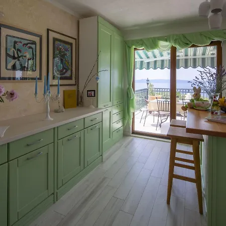 Stunning Views Hill Side With Infinity Pool & Indoor Floor Aquarium *