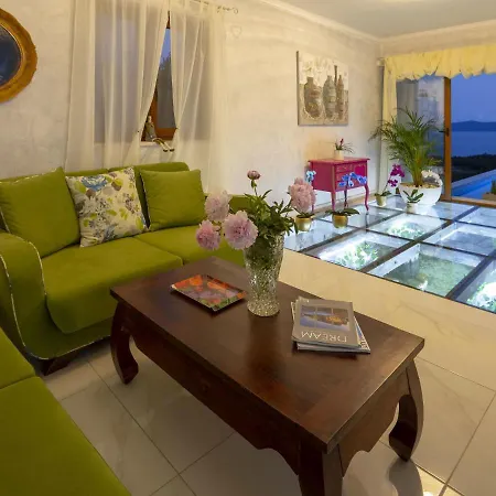 Villa Stunning Views Hill Side With Infinity Pool & Indoor Floor Aquarium